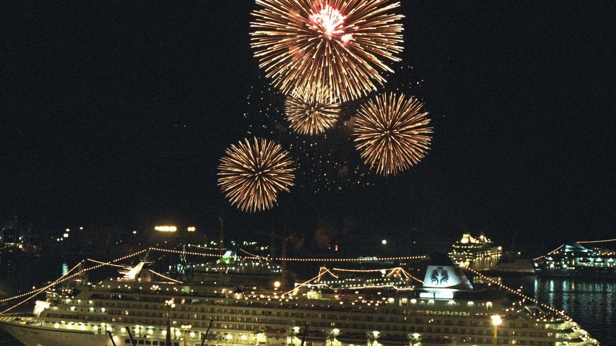 Fuegos artificiales sobre el barco Crystal Harmony, en el puerto de Barcelona, durante las celebraciones por la llegada de la llama olímpica a la ciudad, el 24 de julio de 1992.