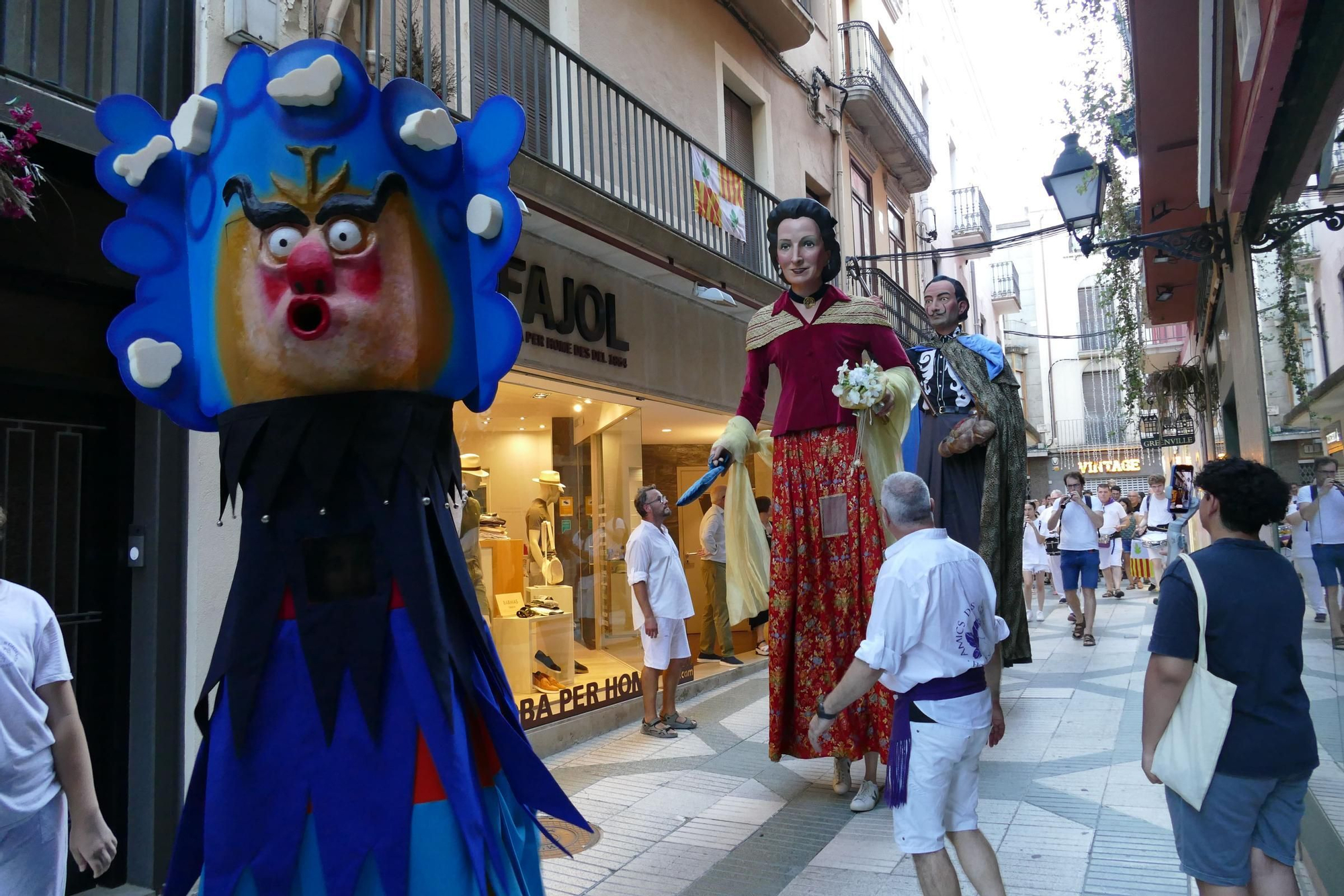 Els gegants de Figueres animen les Festes de Sant Pere amb el ball del seguici i una exposició