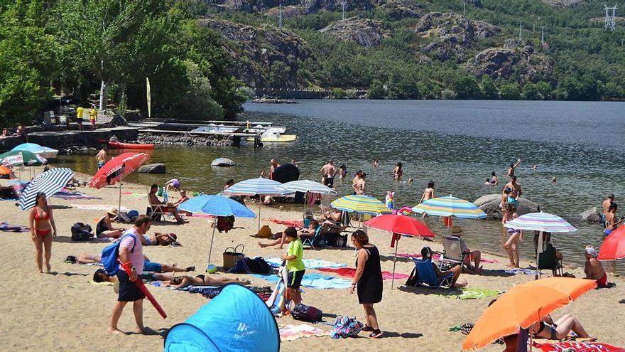 El Lago de Sanabria, en una imagen del verano pasado en la playa de Viquiella.