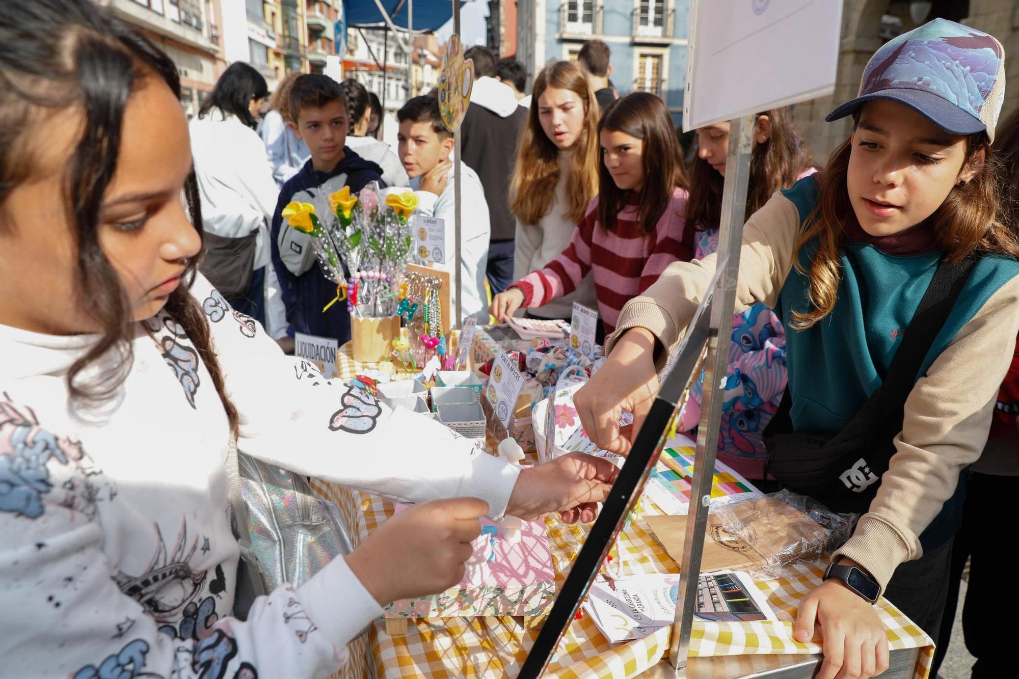EN IMAGENES: El mercado de cooperativas escolares en Avilés