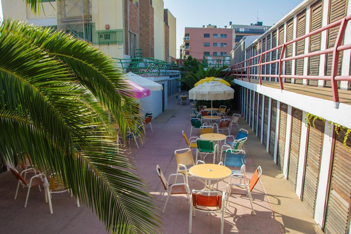 La terraza de Banys La Pista, con un centenar de casetas listas para alquilar.