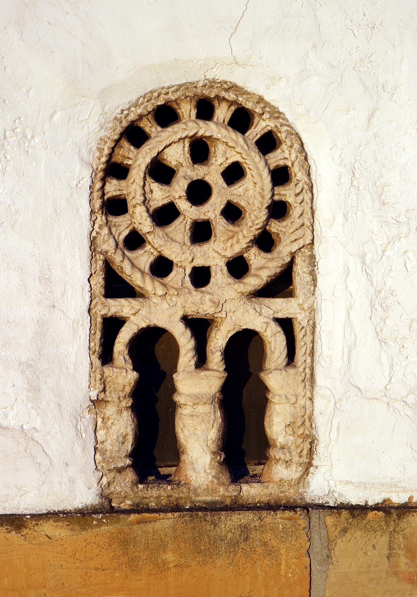 Mil años en el mirador privilegiado en San Miguel de Villardeveyo, el templo de la celosía prerrománica