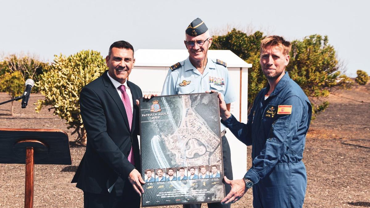 Acto de develación de la placa que recoge el agradecimiento de Teguise a la Patrulla Águila