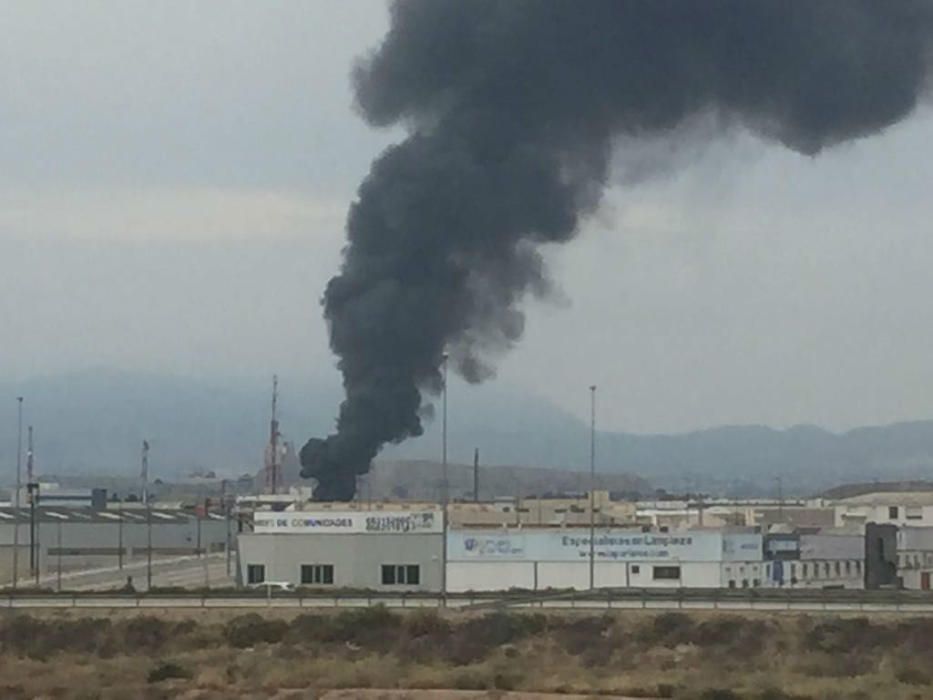 Los bomberos tratan de sofocar un virulento incendio en una planta de residuos de AIicante