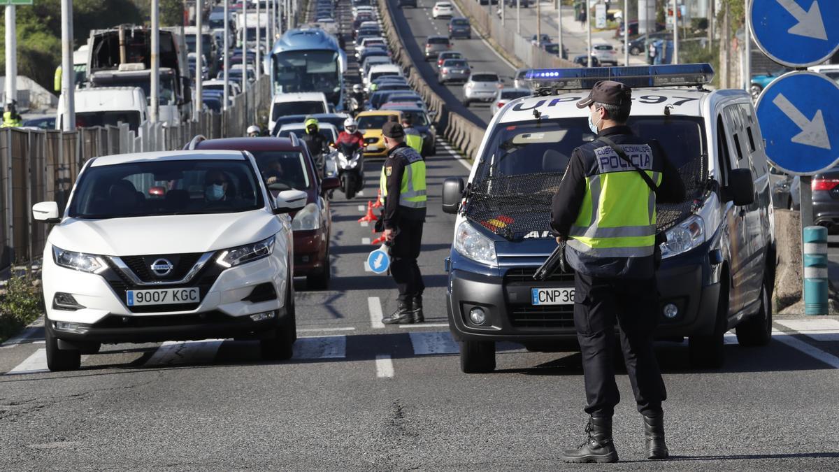 Un control policial en la Avenida de Madrid tras el anuncio del cierre perimetral de Vigo