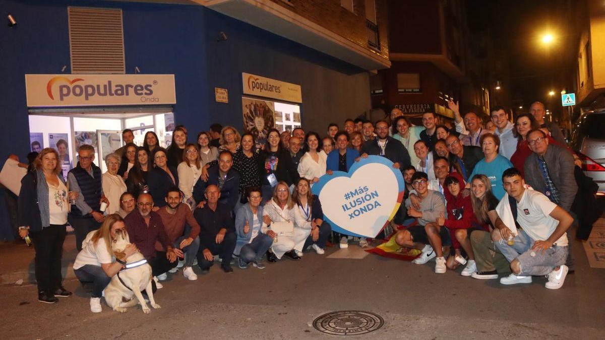 Foto de familia de la celebración de la victoria electoral del PP de Onda.