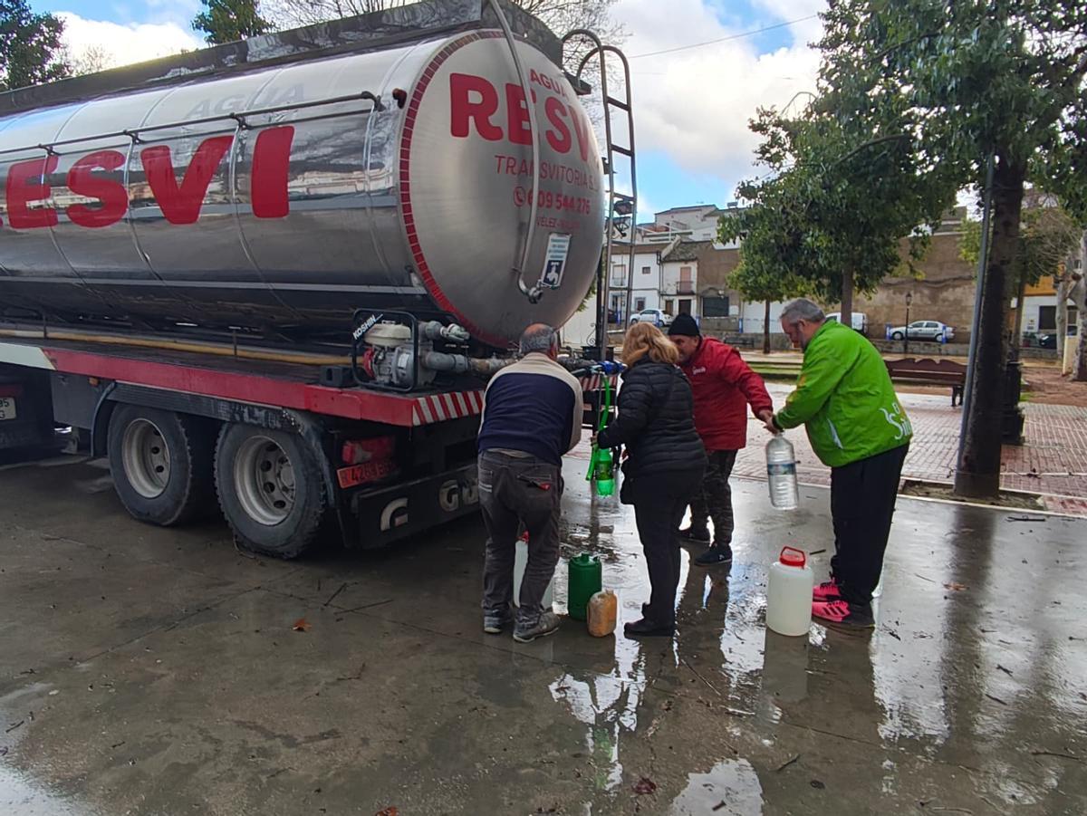 Vecinos de Rute se abastecen de agua potable en un camión cisterna, este viernes.