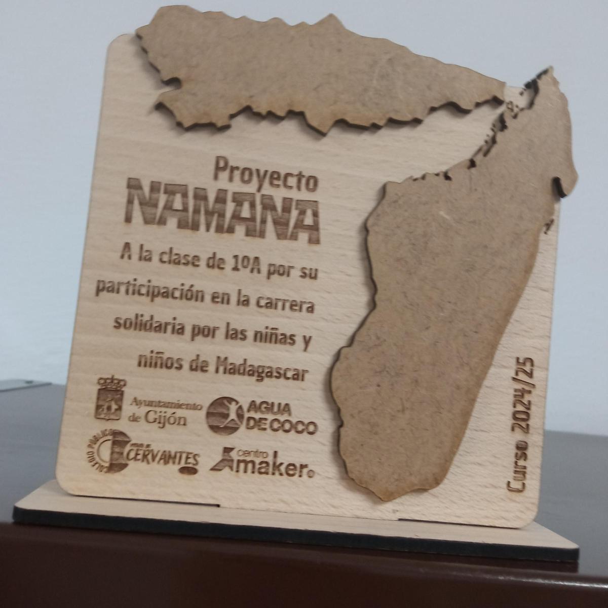 Trofeo fabricado por los alumnos del del C. P.  "Miguel de Cervantes"