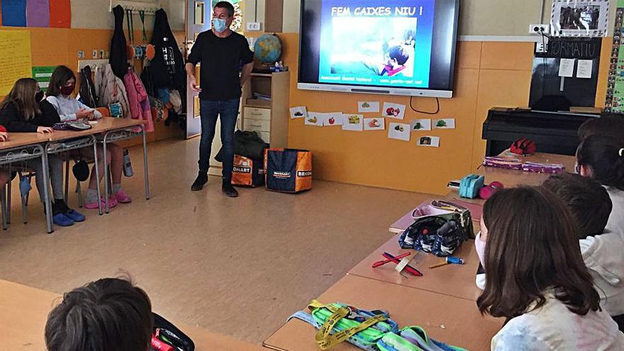 L’alumnat de l’escola Les Passeres de Castellolí fa un taller per muntar caixes niu per a ocells | ARXIU PARTICULAR