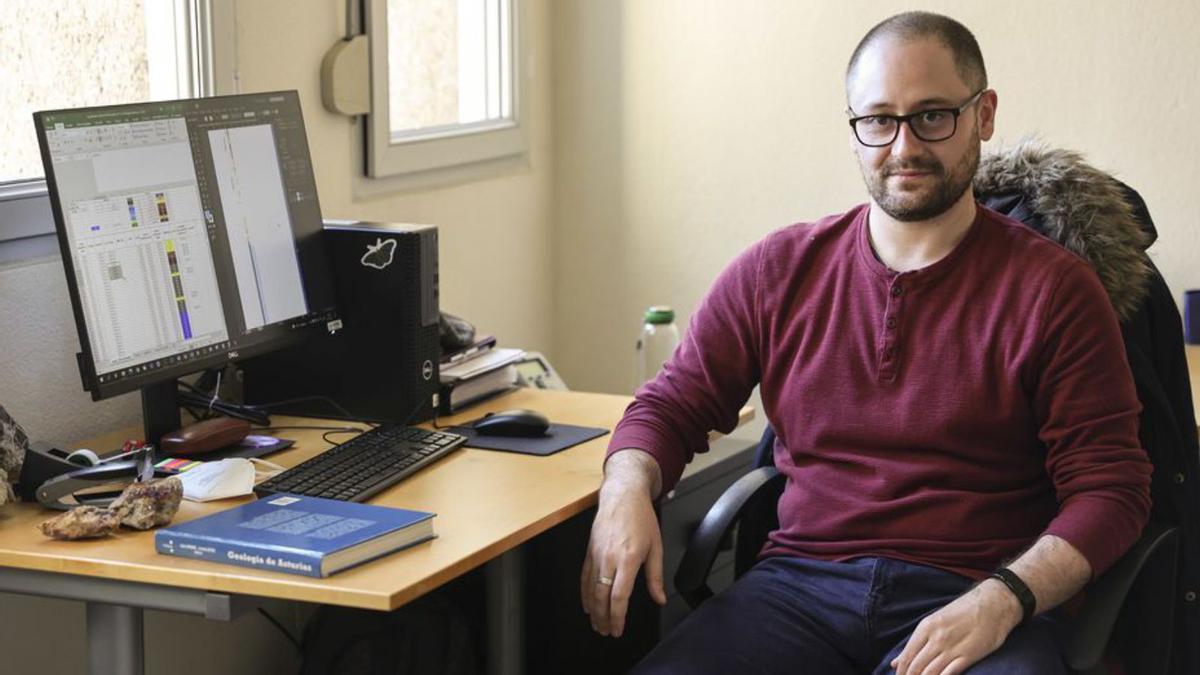 Federico del Pozo,  en el aula donde trabaja. 