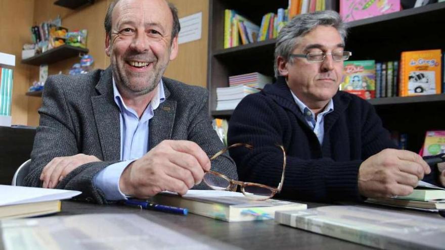 Méixome (izqda.), en la presentación de su libro Daquí e dacolá, en la librería Vagalume. // Bernabé/Gutier