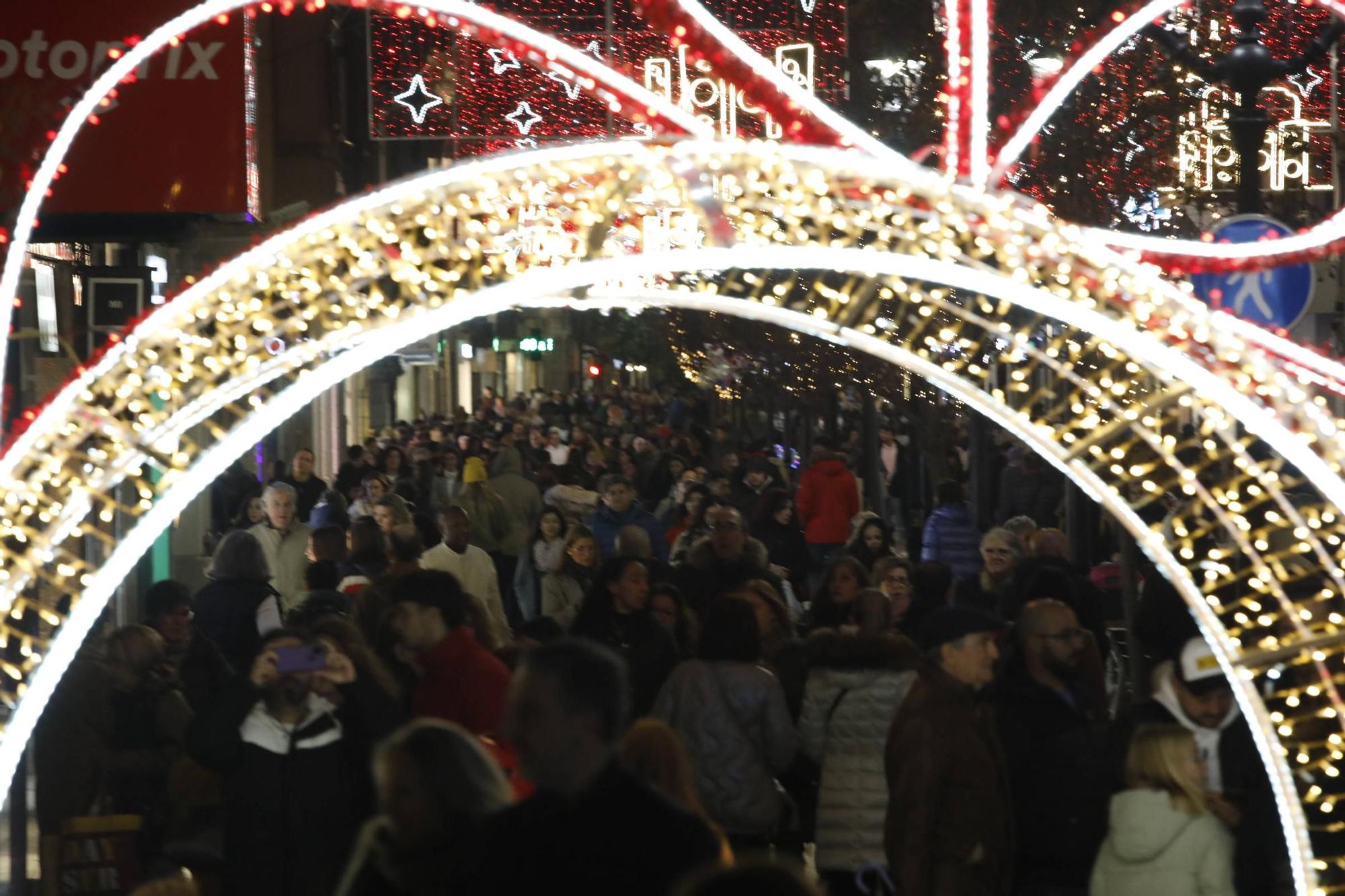 El centro de Gijón, a rebosar para disfrutar de la decoración de Navidad (en imágenes)