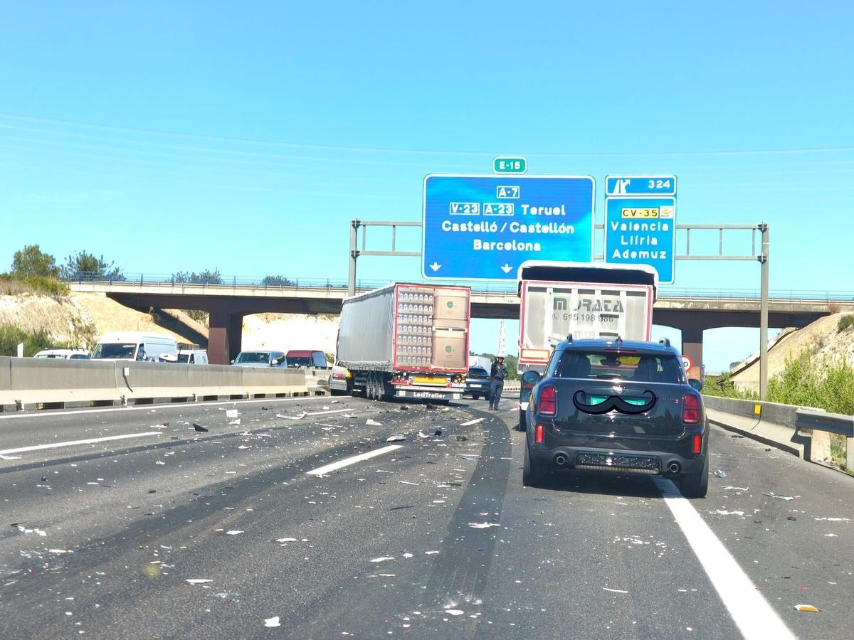 Vehículos siniestrados en la A7 a la altura de Paterna.