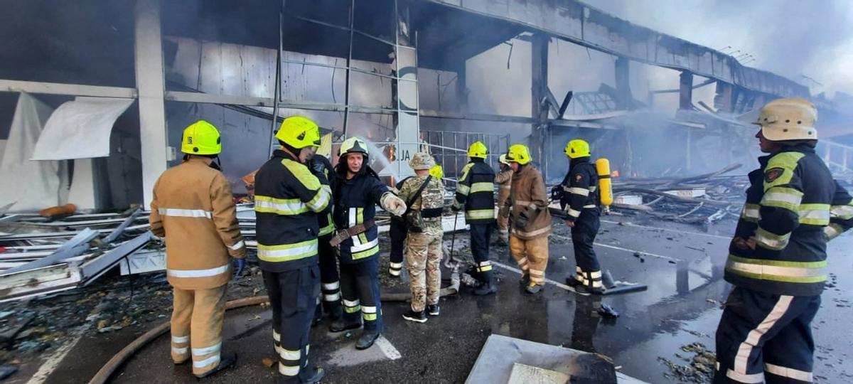 Un misil ruso impacta en un concurrido centro comercial de Ucrania