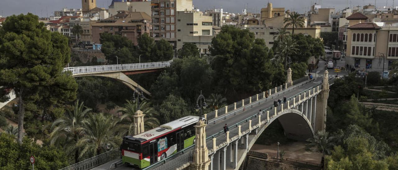 El Ayuntamiento baraja limitar el tráfico en el puente de la Virgen como hará con el de Canalejas