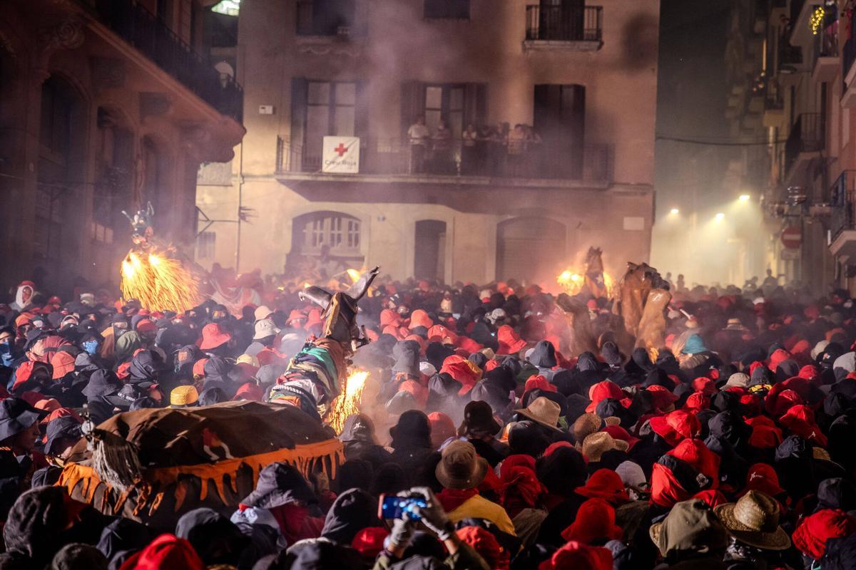 El Correfoc tanca amb un espectacle de foc i de gent la Festa Major de Manresa