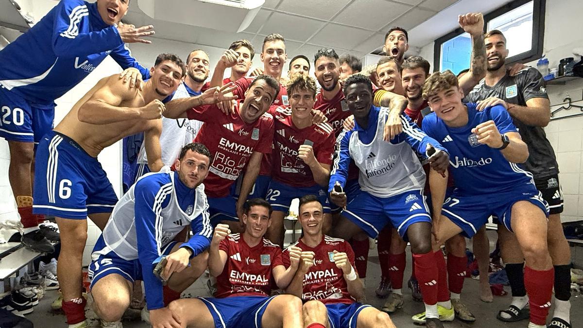 La plantilla del Tarazona celebra su victoria frente al Murcia.