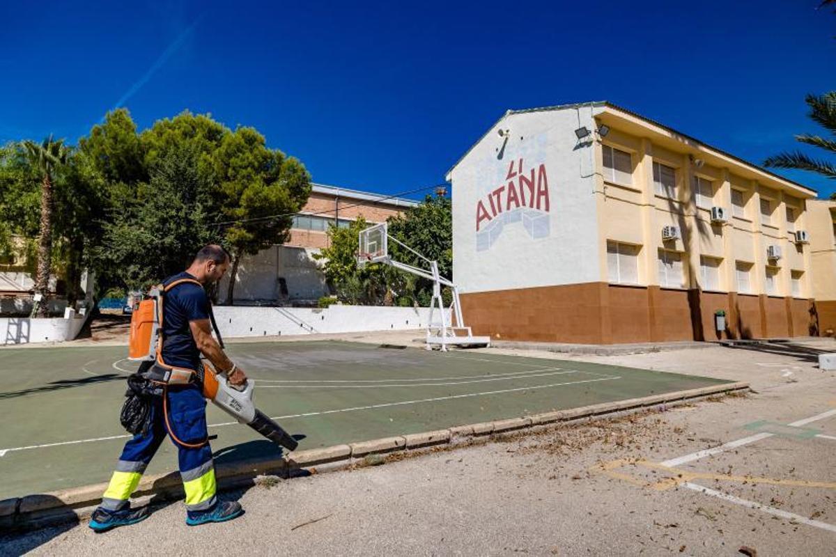 Trabajos de limpieza en el CEIP Serra d’Aitana de Benidorm este mes de septiembre. | DAVID REVENGA