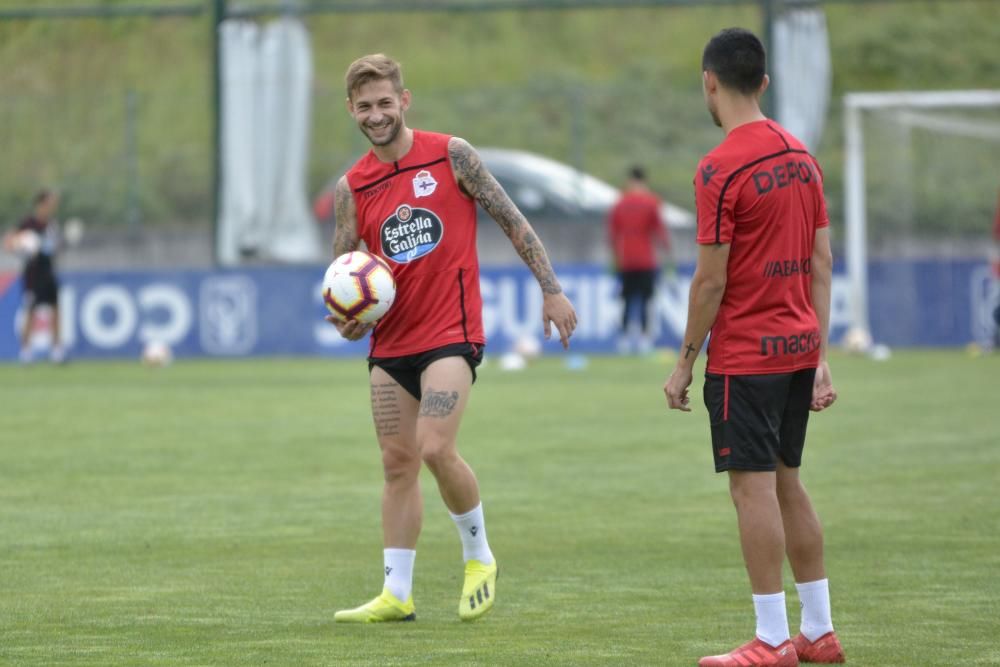 Los problemas del técnico en ataque constatan con el abundante caudal de futbolistas en otras zonas.