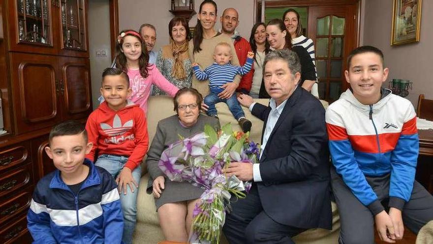 Fidelina Cachafeiro con sus familiares y el alcalde, en su domicilio en A Parda. // FdV