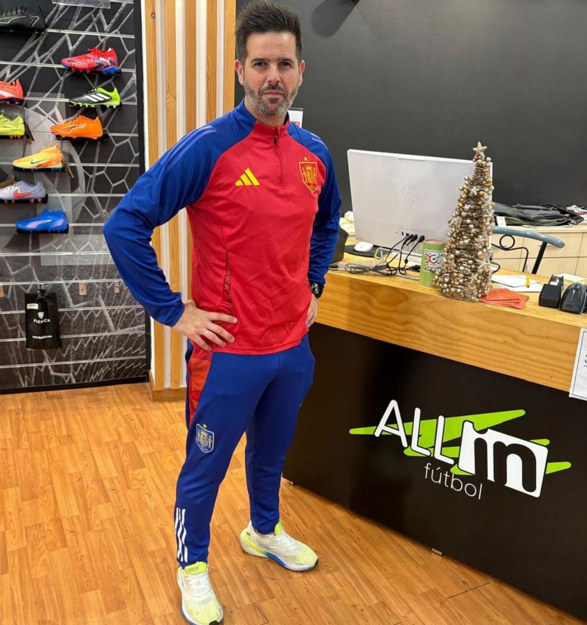 Roberto Camblor, en su tienda de deportes de Langreo. | LUISMA MURIAS