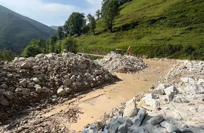 En imágenes: Así trabaja Tineo para limpiar la fana de Genestaza y dar servicio a los pueblos