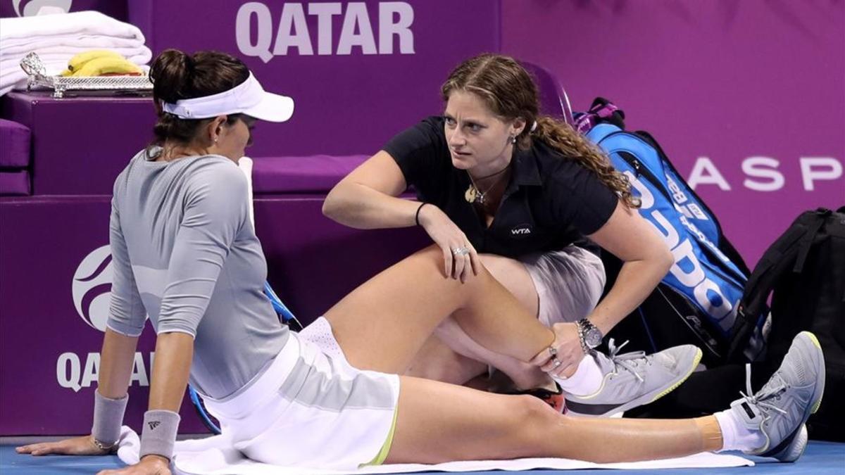 Garbiñe Muguruza tuvo que ser atendida por molestias en su rodilla izquierda