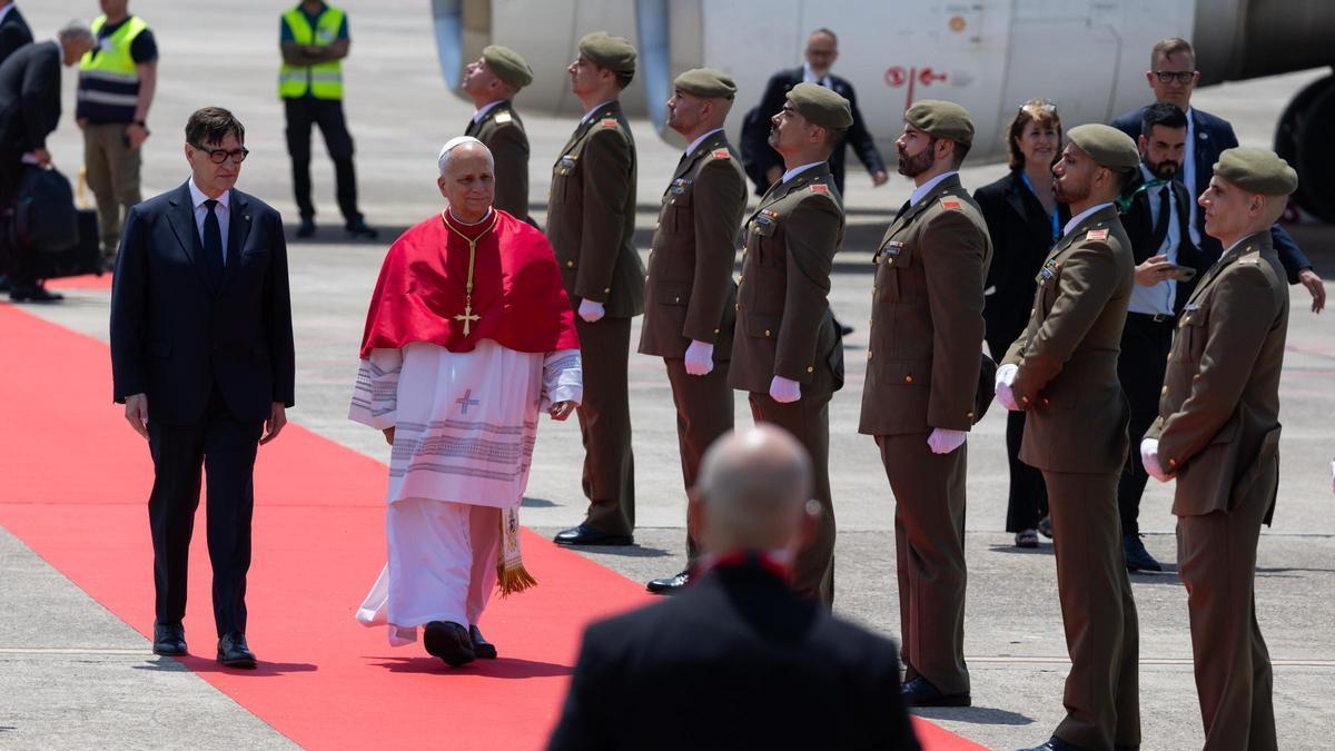 Y el Papa llegó a Barcelona: "Benvingut, bienvenido, León XIV"