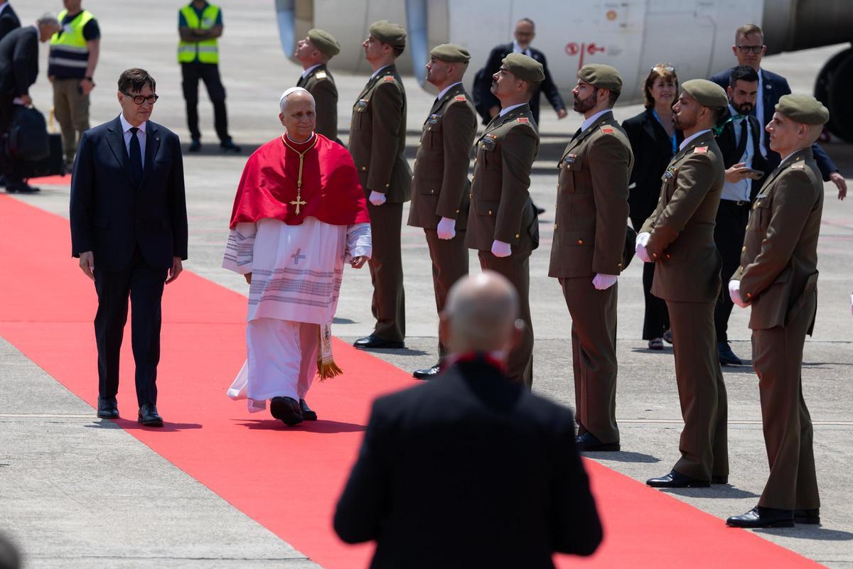 Llegada del papa León XIV al aeropuerto de Barcelona. Le acompaña en la pista Salvador Illa, presidente de la Generalitat.