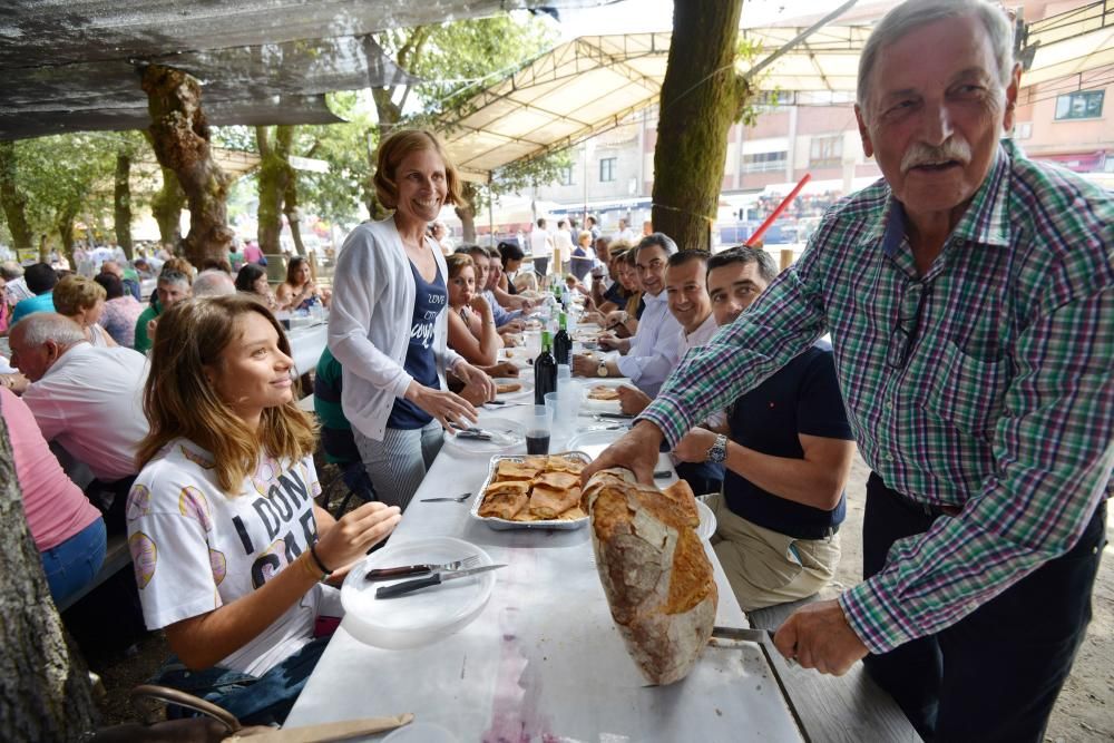 Moraña fue hoy el templo del carneiro ao espeto, plato que degustaron los vecinos y los visitantes acompañado de empanadas de zorza o bacalao con pasas