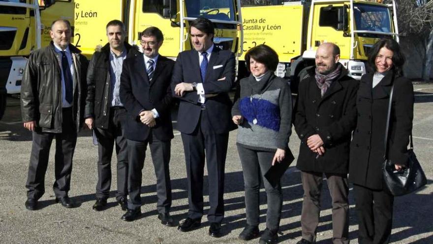 Juan Carlos Suárez Quiñones, en el centro, junto a las nuevas motobombas adquiridas.