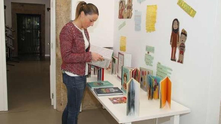 Begoña Blanco, en la exposición de libros de la biblioteca municipal.