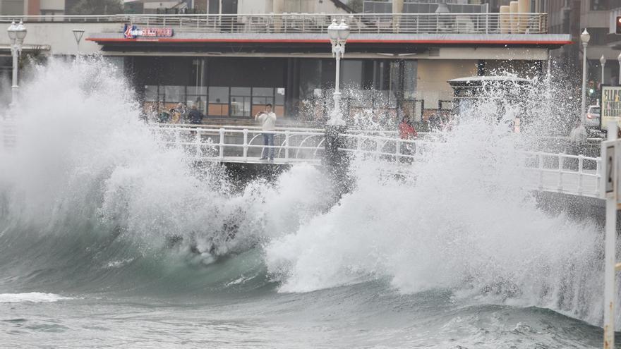 Las olas azotan con fuerza el paseo del Muro de Gijón