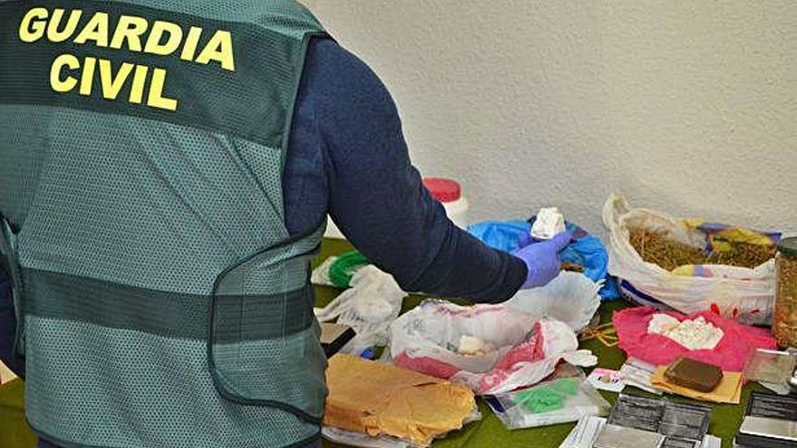 Un agente de la Guardia Civil examina los objetos incautados tras la operación &quot;Pradogera&quot;.