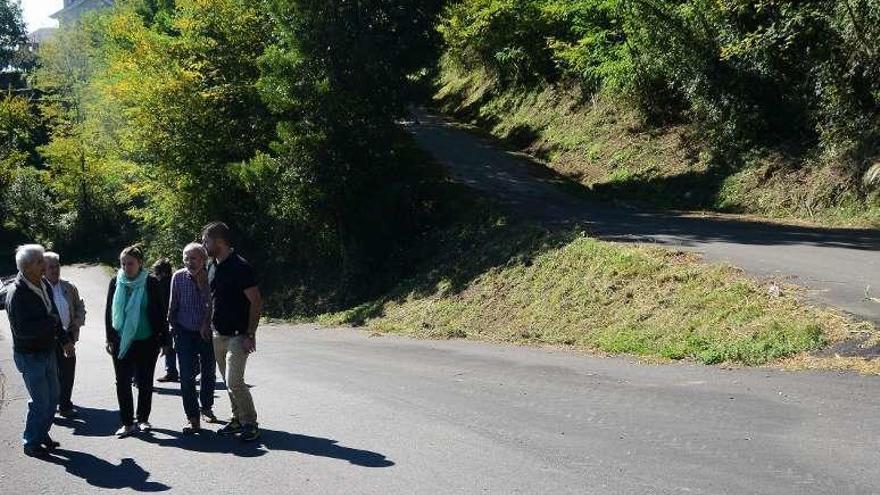 Fernández (dcha.) y Marta Freire, ayer, en la visita a los viales. // G.N.