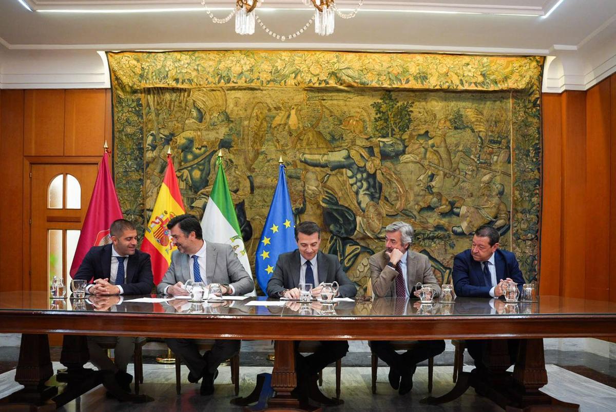 Firma del contrato para que puedan dar inicio las obras de urbanización de los terrenos del futuro parque empresarial Gran Capitán.