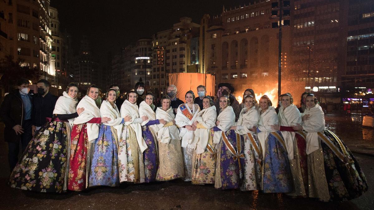 La falla municipal de València, devorada por las llamas