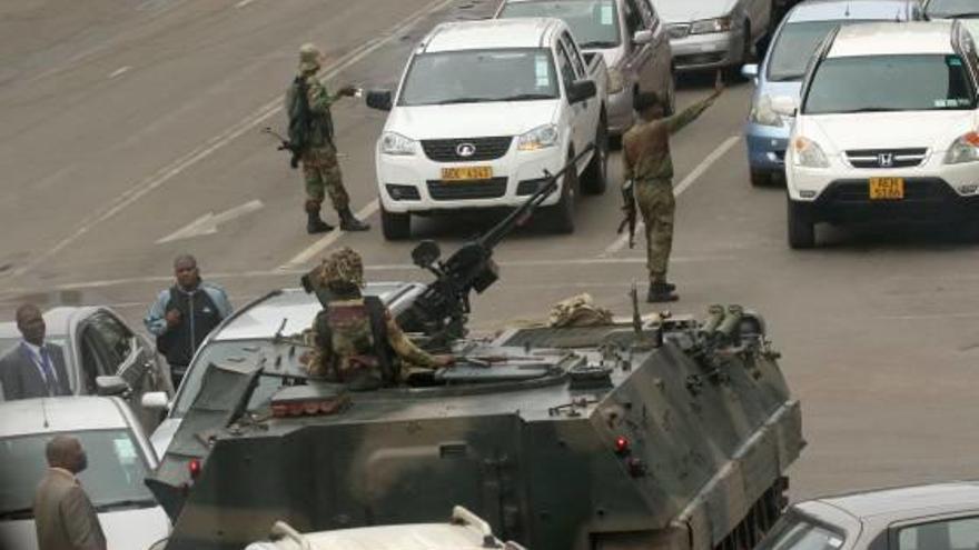 L&#039;Exèrcit patrulla els carrers de la capital de Zimbàbue.