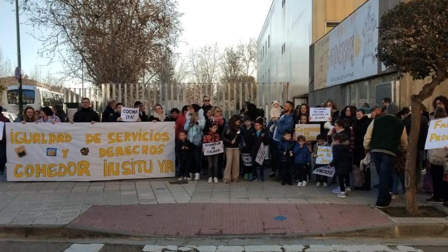 El colegio Cervantes de Ejea denuncia la paralización de su cocina propia