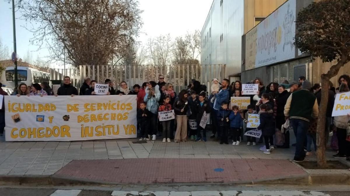 Las familias de los alumnos del colegio Cervantes protestan, el pasado martes, a las puertas del centro