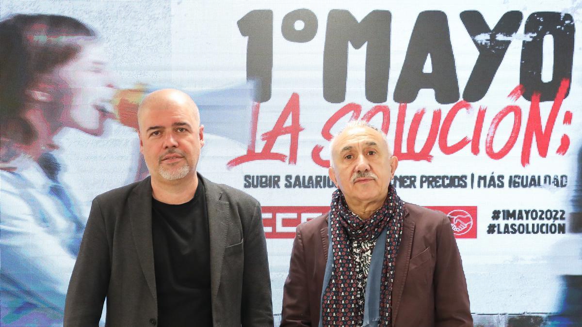 Los secretarios generales de CCOO y UGT, Unai Sordo (i) y Pepe Álvarez (d), posan en una rueda de prensa con motivo de la celebración del Primero de Mayo