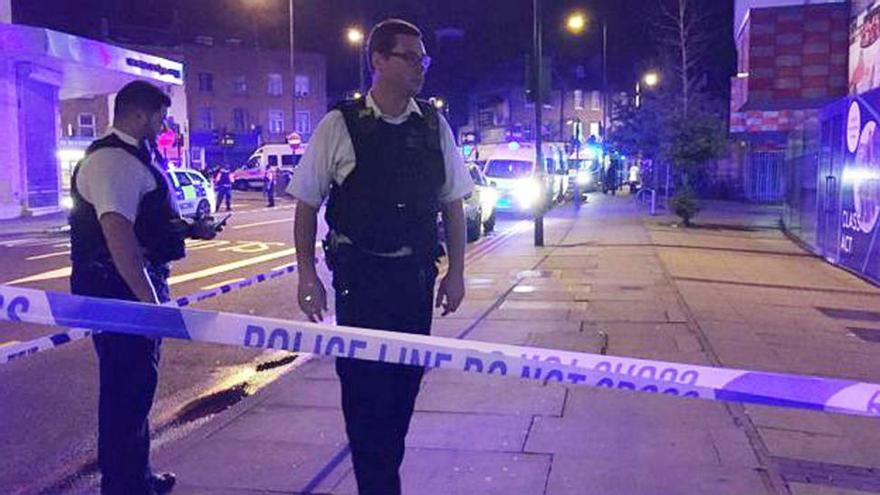 Un muerto y al menos 8 heridos en un atropello múltiple junto a una mezquita en Londres