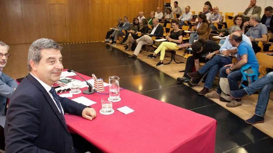 Por la izquierda, Ignacio Díaz, jefe de Tráfico de Gijón, y el concejal de Seguridad Ciudadana, Esteban Aparicio, ayer, presidiendo la reunión del Foro.