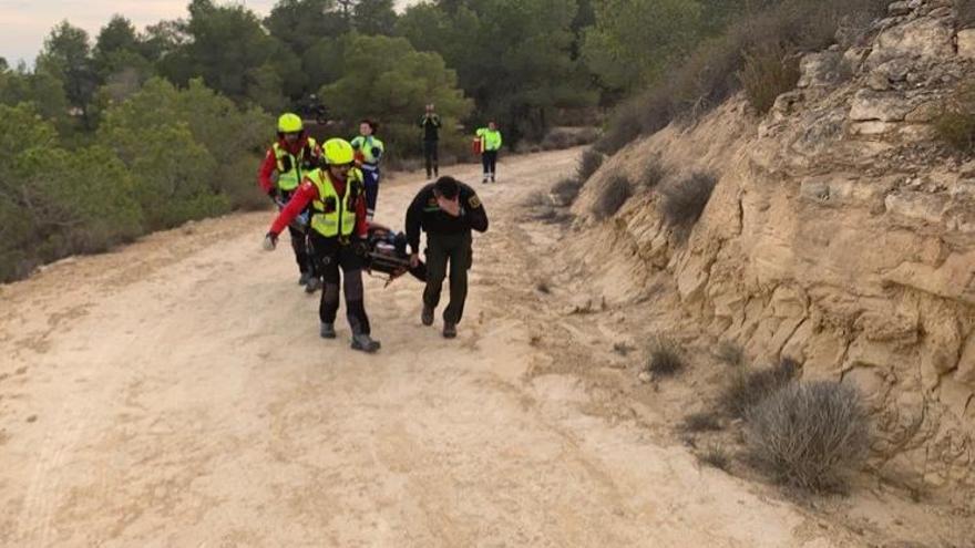 El equipo aéreo rescata al motorista tras su caída en la sierra.