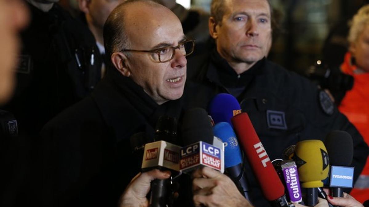 El ministro de Interior francés, Bernard Cazeneuve, tras una rueda de prensa el viernes por los incidentes en el supermercado judío de Vincennes