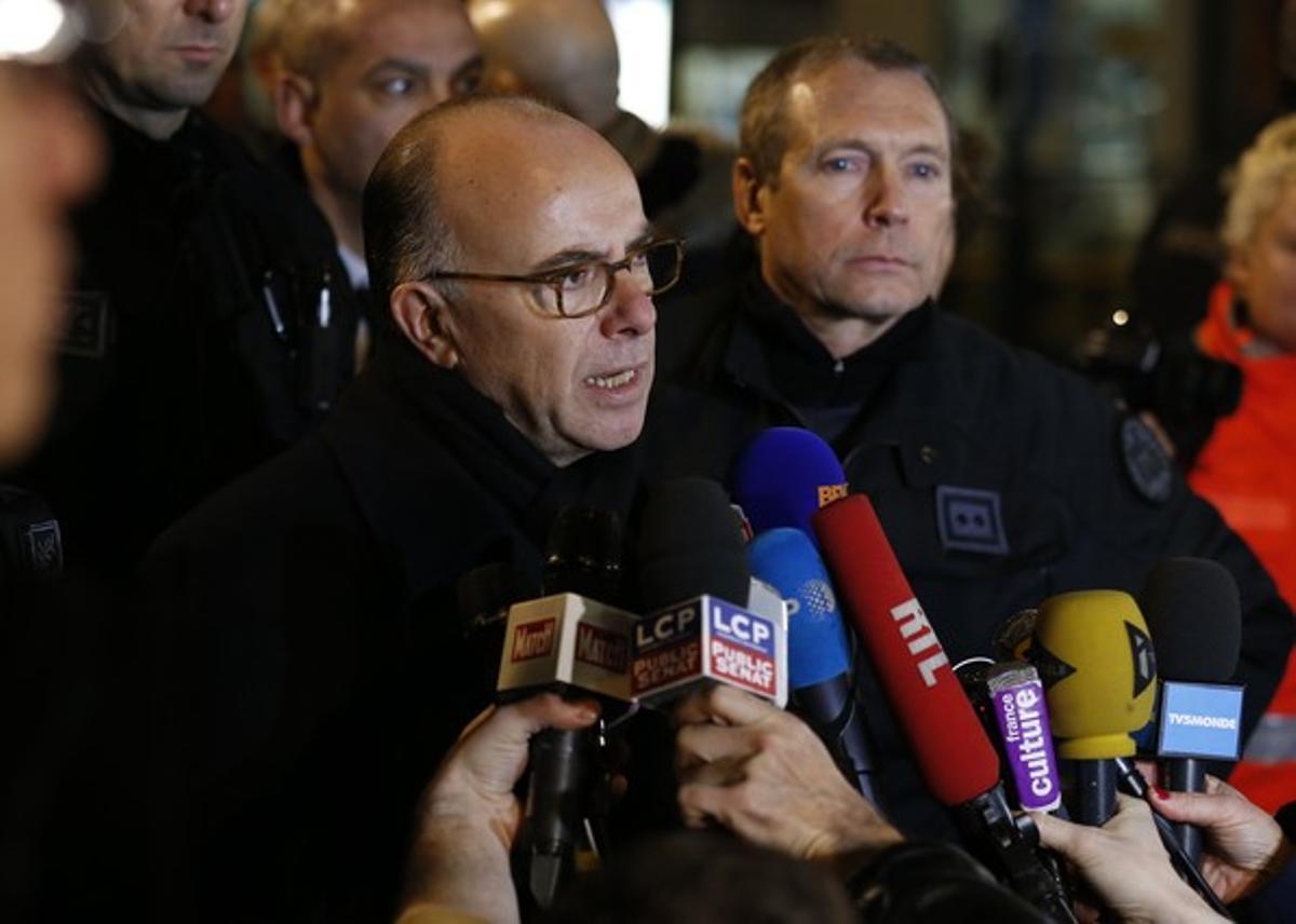 El ministre de l’Interior francès, Bernard Cazeneuve, després d’una roda de premsa divendres pels incidents al supermercat jueu de Vincennes.