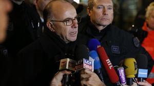 El ministro de Interior francés, Bernard Cazeneuve, tras una rueda de prensa el viernes por los incidentes en el supermercado judío de Vincennes.