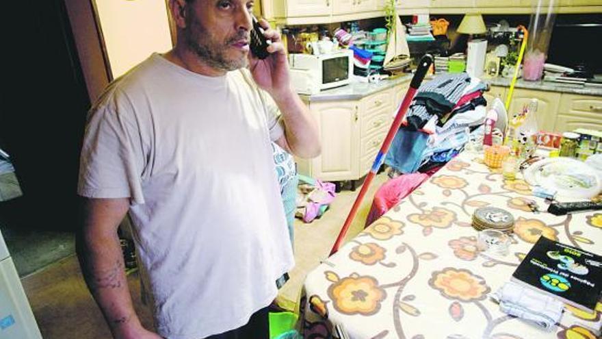 José Luis Viña, ayer, en la cocina de su casa, durante la faena de achicar agua. / ricardo solís