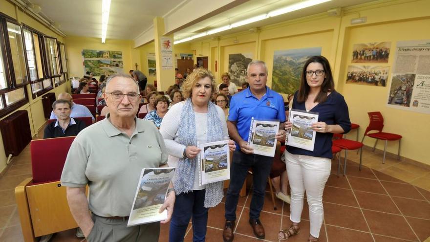 Por la izquierda, José_Luis Cabo, cronista oficial de Riosa, la Alcaldesa, Ana Díaz, y los concejales Honorino Ruiz (Foro Asturias), y Laura Cabo (IU, edil de Cultura), en la presentación con numeroso público detrás.