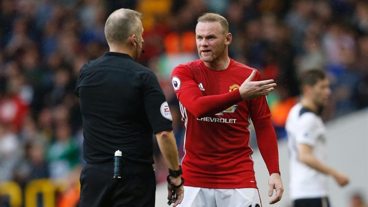 Wayne Rooney protesta al árbitro durante el Tottenham-Manchester United de esta tarde